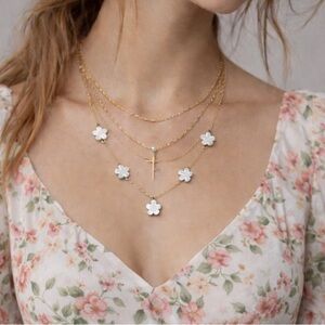 🆕⚪️⚜️Trendy and fun multi layered necklace chain with clover leaf